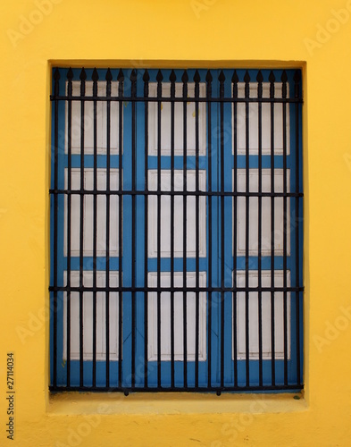 Wallpaper Mural Fenêtre d'une maison à la Havane  Torontodigital.ca