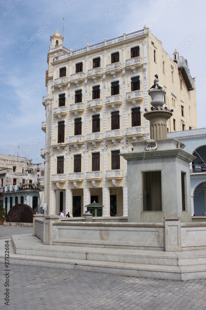 Fontaine sur une place à La Havane	