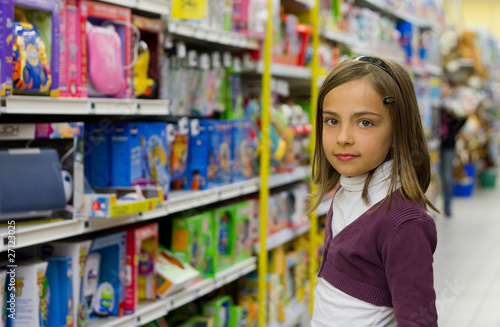 fillette dans le rayon jouets