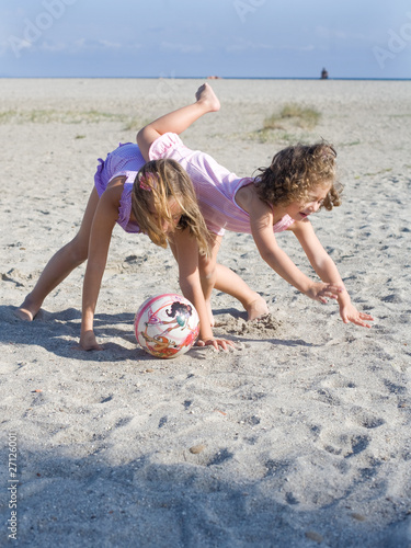 bambine che giocano in riva al mare