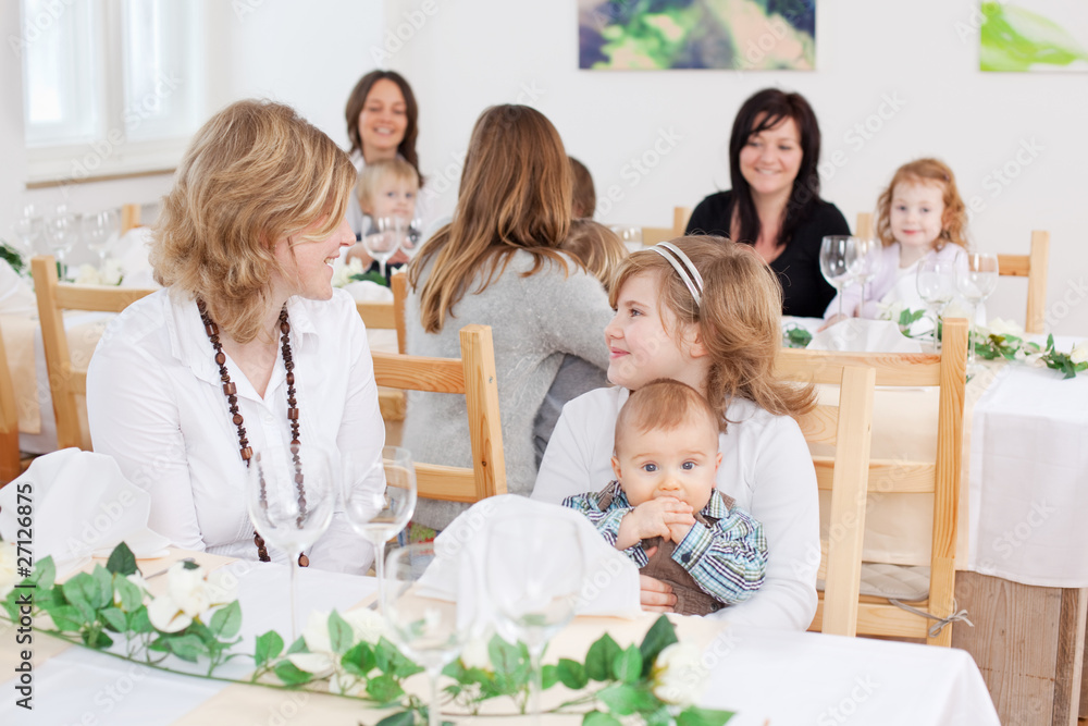 mutter und kinder beim familienfest mutter und kinder beim familienfest