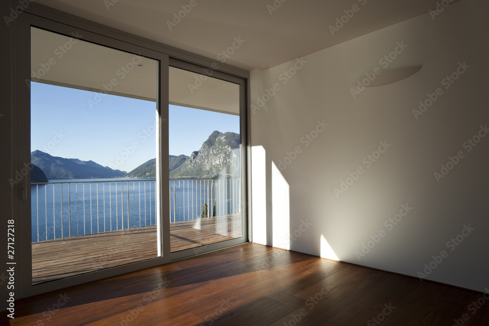 interno di una camera con vista da sballo, su lago e montagna interno di una camera con vista da sballo, su lago e montagna