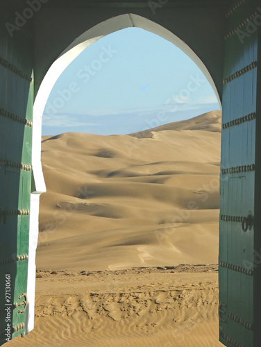 porte ouverte sur le désert photo