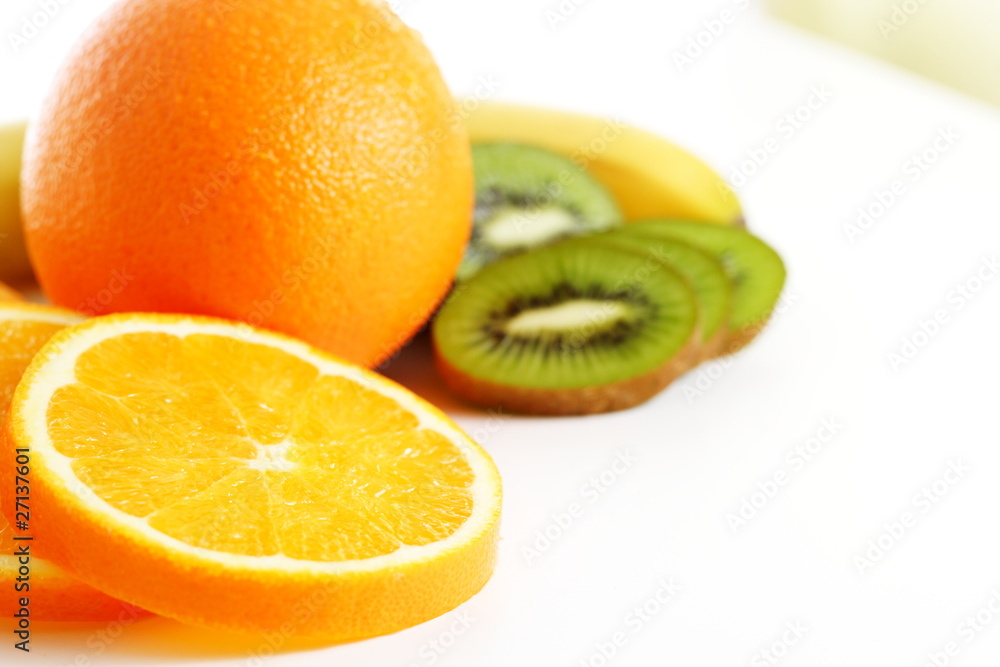 Fruchtmix - Orange, Banane, Kiwi- und Orangen-Scheiben Fruchtmix - Orange, Banane, Kiwi- und Orangen-Scheiben