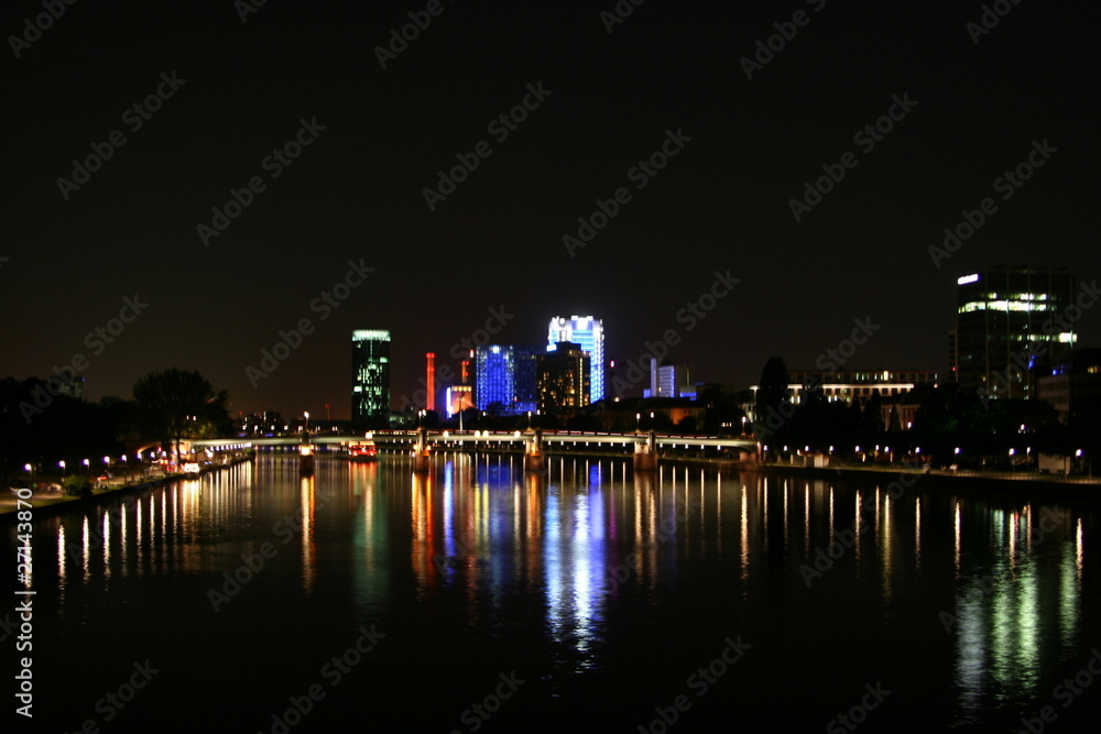 Der Main nachts bei Frankfurt