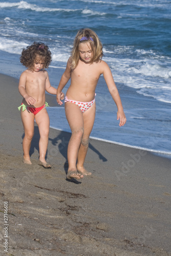 bambine che passeggiano sulla riva