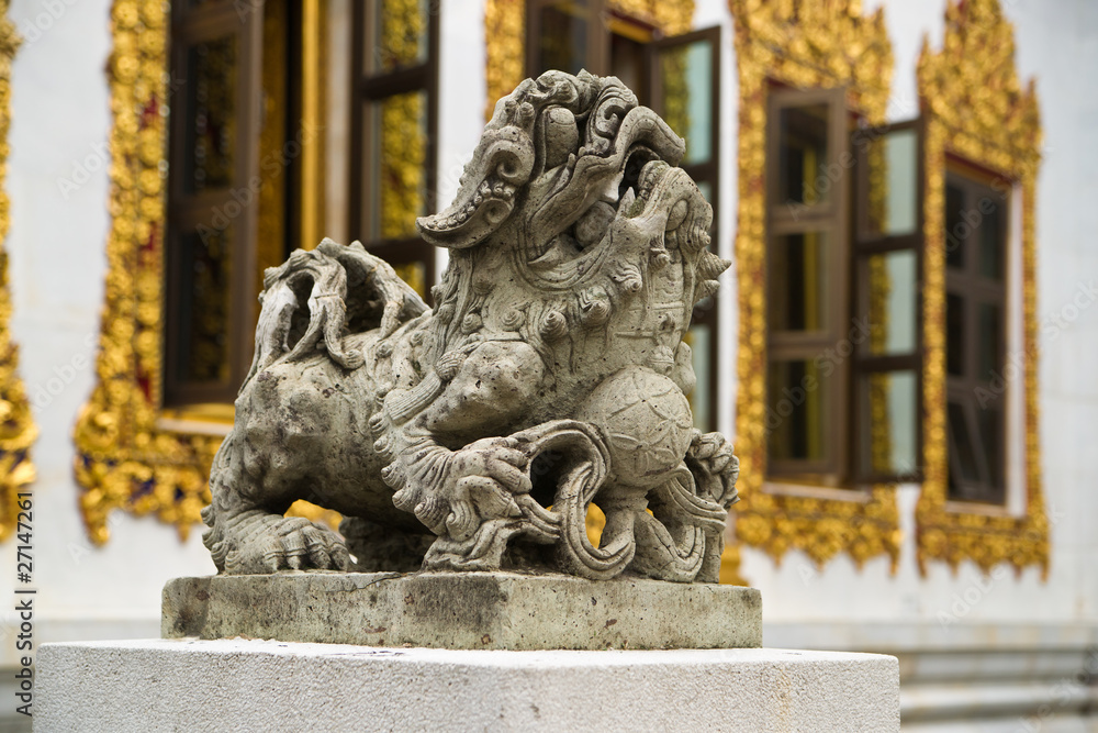 Lion statue in front of thai tempel