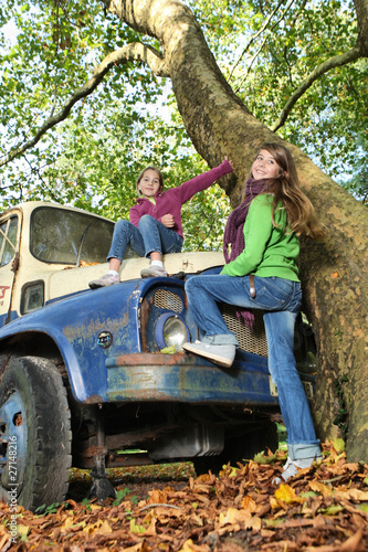 enfants jouant dans un parc en automne © philippe Devanne