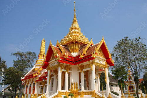 Buddhist temple in Kanchanaburi, Thailand © Tupungato