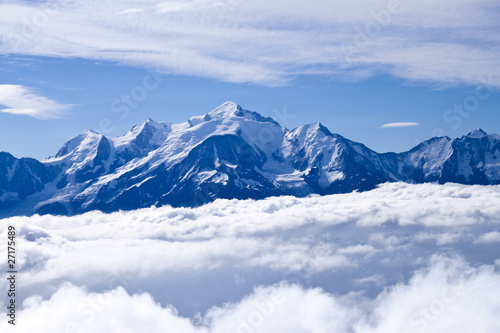 Le Mont blanc par de là les nuages