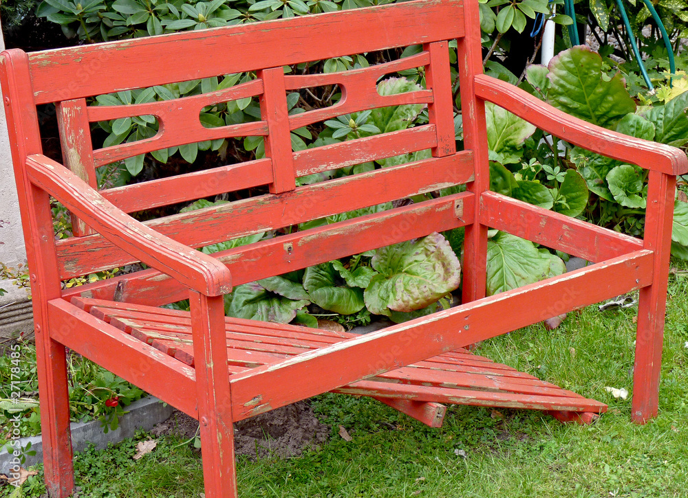 alte rote gartenbank – Stock-Foto | Adobe Stock