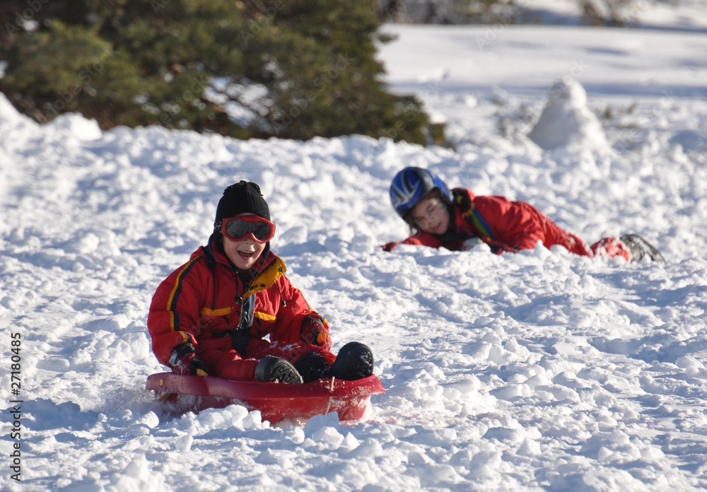 sport d'hiver descente d'enfants joyeux en luge