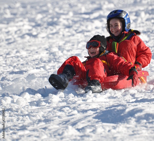 Obraz na plátně sport d'hiver descente d'enfants joyeux en luge
