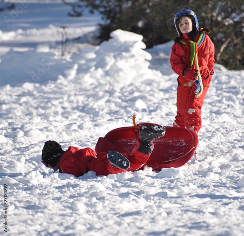 Fotografie sport d'hiver descente d'enfants joyeux en luge