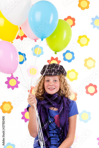 Mädchen vor Blumenhintergrund mit Luftballons