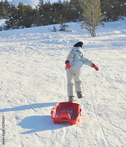 Obraz na plátně sport d'hiver enfant fille qui remonte avec sa luge