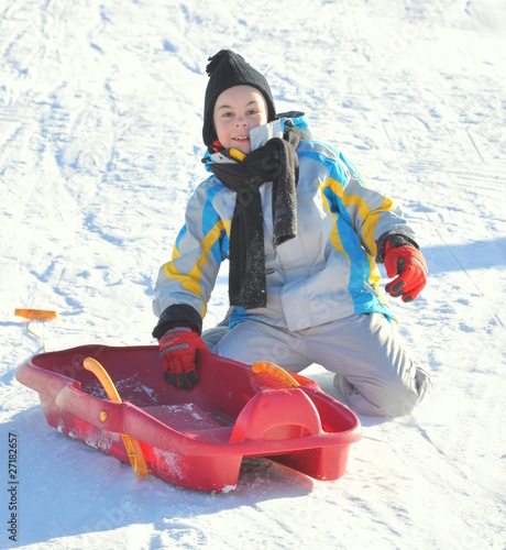 Obraz na plátně sport d'hiver fillette joyeuse avec sa luge