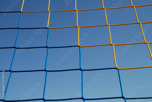 Netz vor blauem Himmel Tornetz bunt