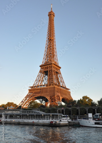 Tour Eiffel - ciel bleu - Paris © Claireliot