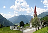Kirche und Friedhof von Ahornach in Südtirol