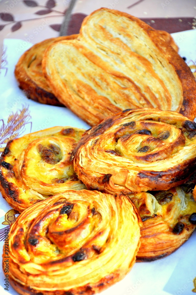 pain au raison et viennoiseries - petit déjeuner pain au raison et viennoiseries - petit déjeuner