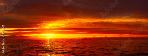 Sea sunset idyll © Igor Chaikovskiy