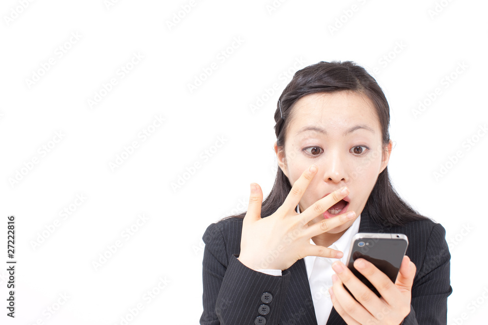 女性 驚く スマートフォン