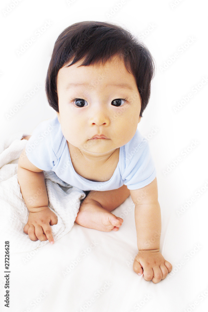 座っている乳児
