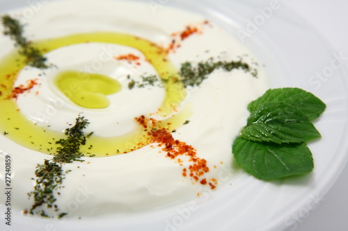 Fototapeta Naklejka Na Ścianę i Meble -  piatto di yogurt paprica e menta