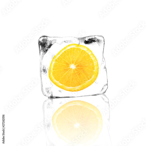 Orange im Eisblock