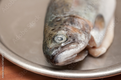 Roher ausgenommener Fisch