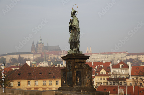 Statue Heiliger Nepomuk Karlsbrücke Prag © bodot