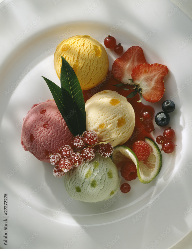 Assiette de glace variées et coulis de fruits rouges Stock Photo | Adobe  Stock