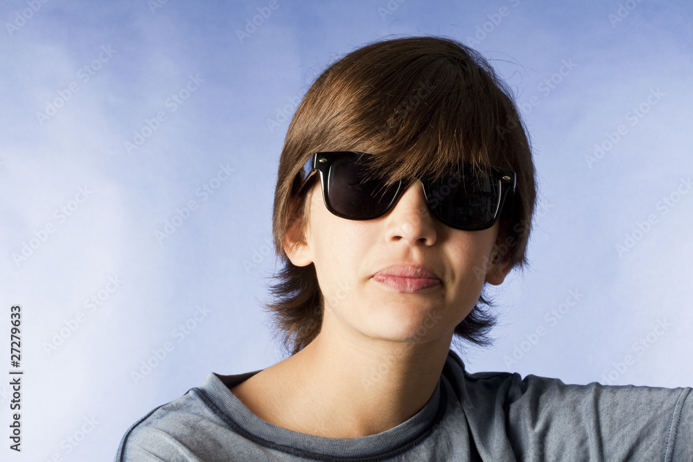 Adolescente con lentes de sol Stock Photo | Adobe Stock