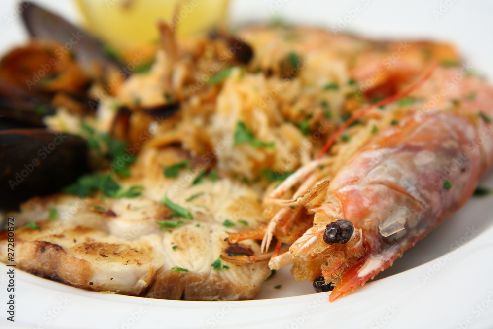 piatto di pesce con gambero piatto di pesce con gambero