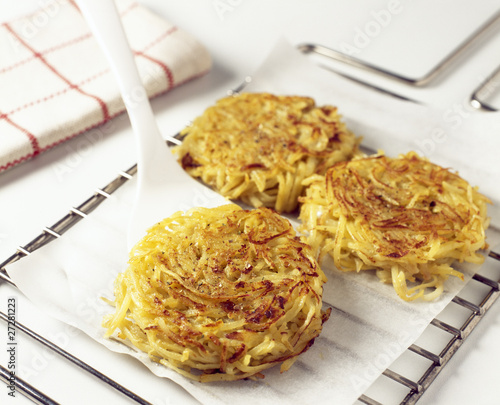 Egoutter les galettes de pomme de terre 