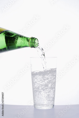 Verser de l'eau gazeuse dans un verre photo