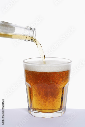 Bild auf Leinwand Verser de la bière rousse dans un verre