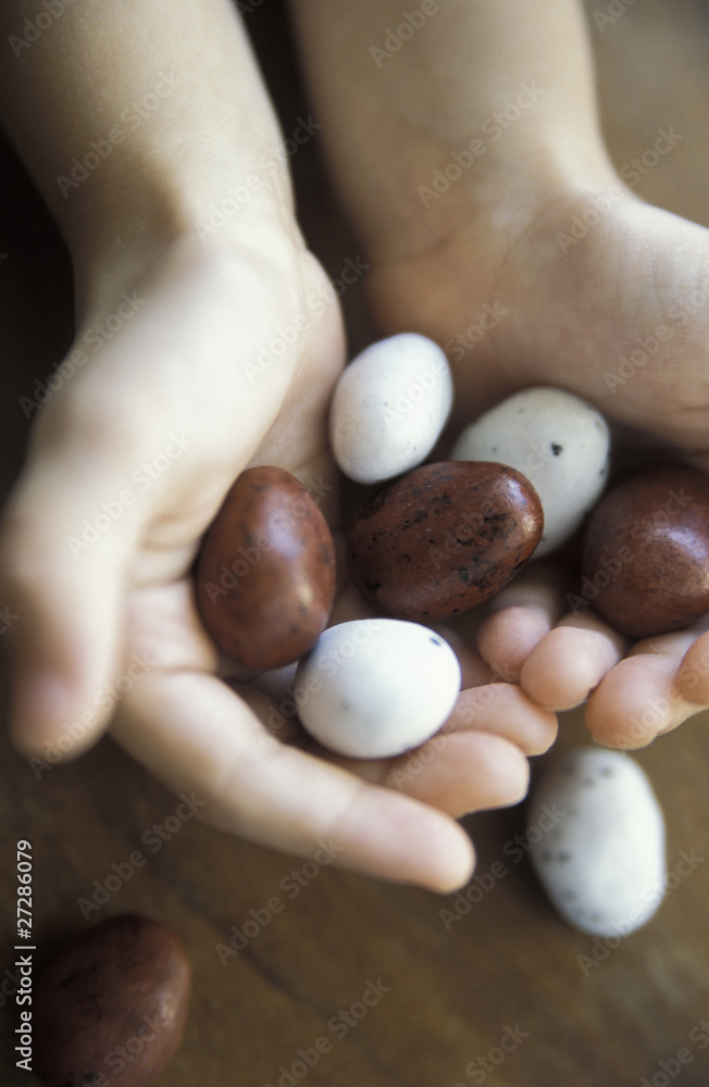 Mains d'enfant et bonbons de Pont-Aven Mains d'enfant et bonbons de Pont-Aven