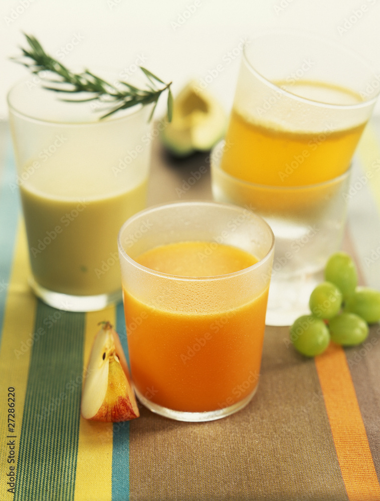 Fototapeta premium Jus énergétiques du matin : mangue-avocat, pomme-carotte-huille de romarin, raisin blanc-thé vert