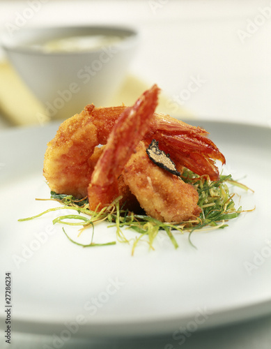 Grosses crevettes farcies et buisson de poireau et truffe photo