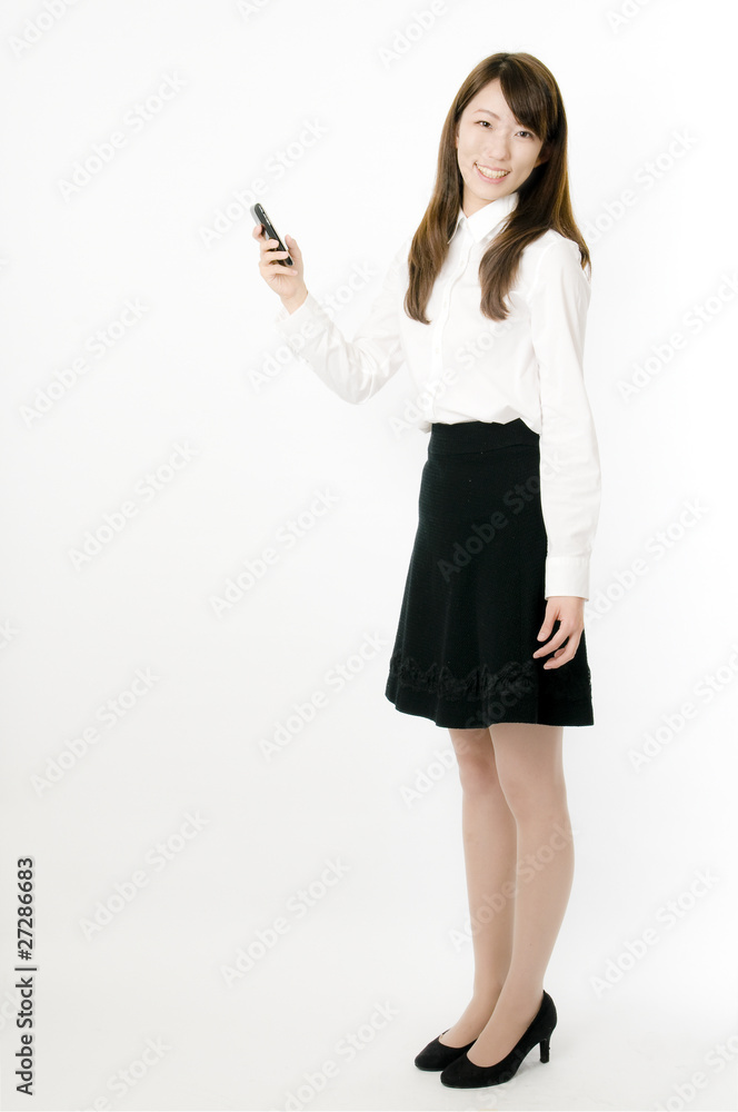 メールする女性社員 メールする女性社員