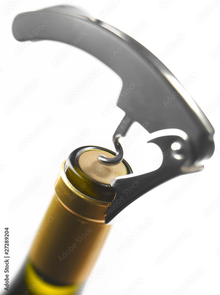Déboucher une bouteille à l'aide d'un tire-bouchon Déboucher une bouteille à l'aide d'un tire-bouchon