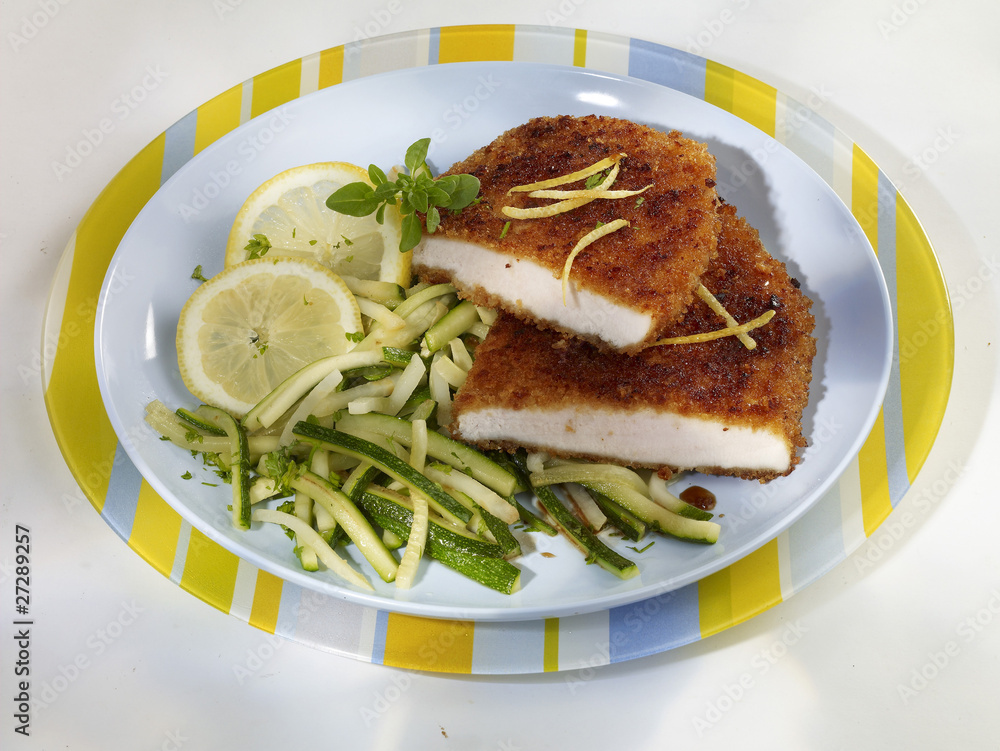 Escalopes panées de pain d'épice et julienne de courgette citronnée Escalopes panées de pain d'épice et julienne de courgette citronnée