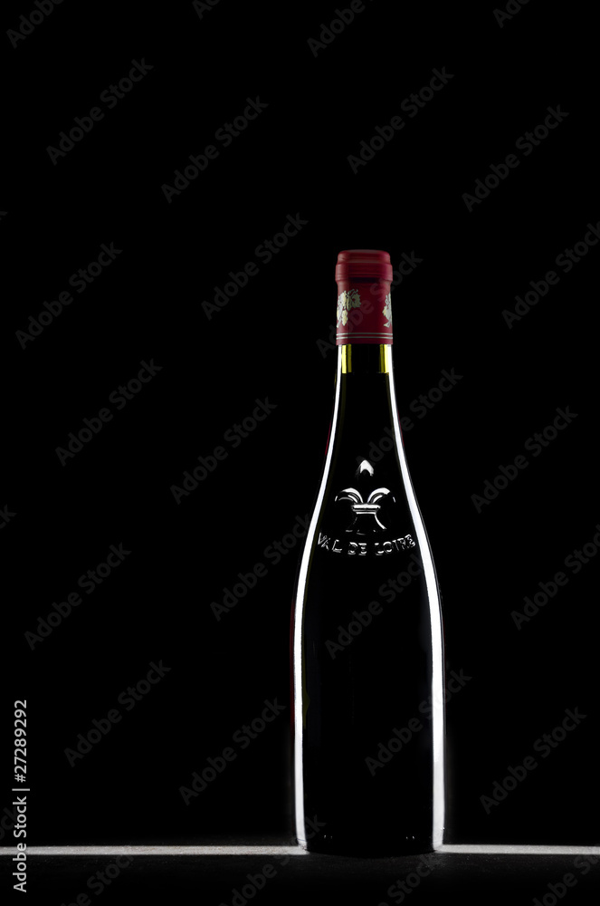 Bouteille de vin rouge sur fond noir Bouteille de vin rouge sur fond noir
