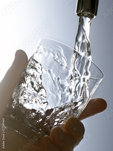 Remplir un verre d'eau du robinet