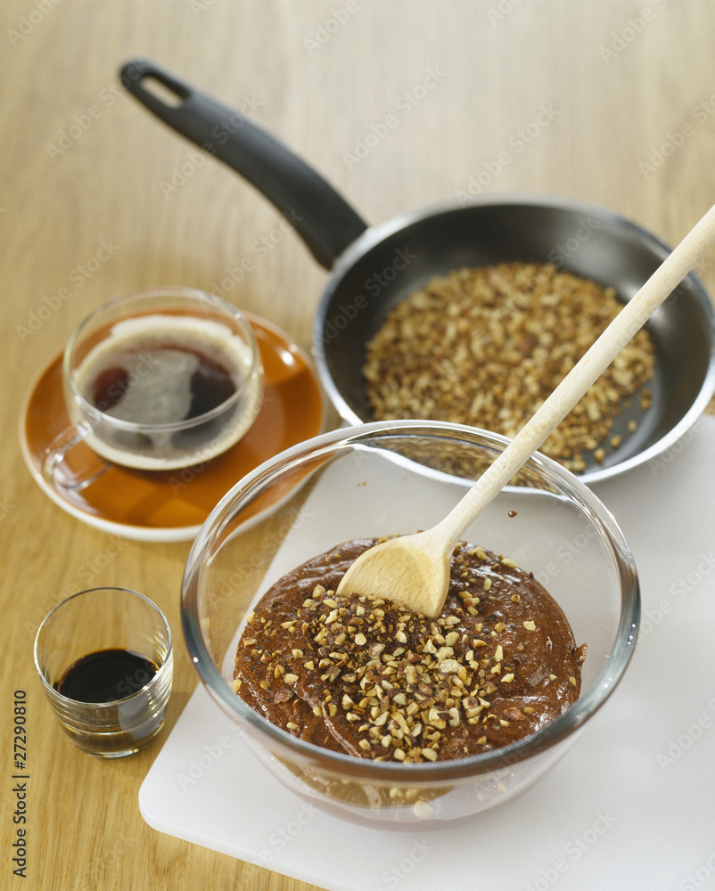 Ajouter les amandes concassées au chocolat Ajouter les amandes concassées au chocolat