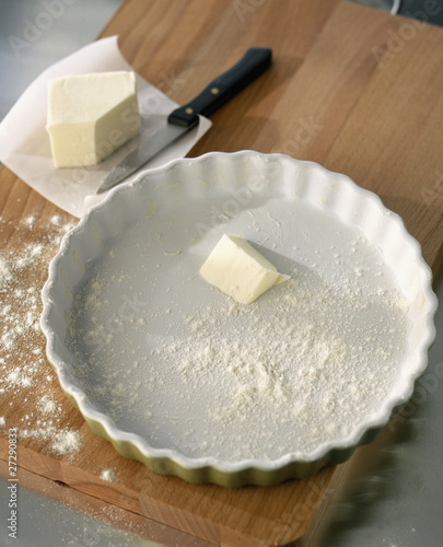 Beurrer et fariner le moule à tarte  photo