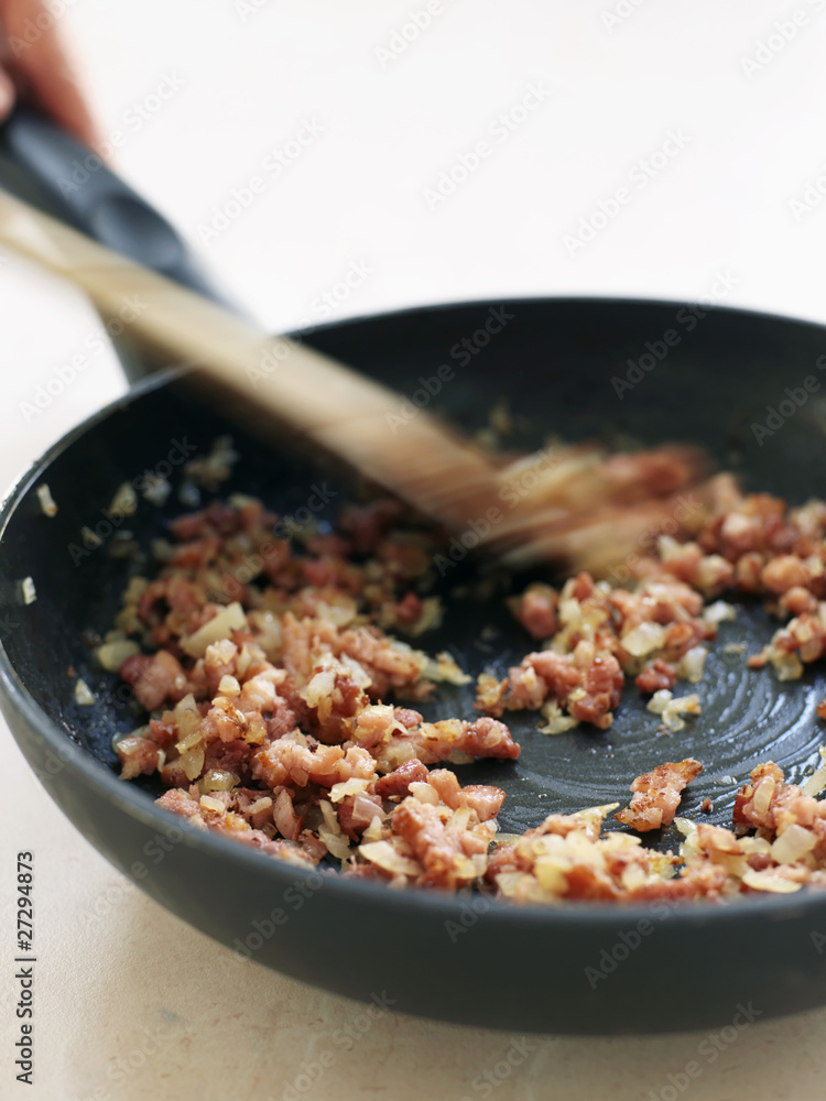 Faire cuire les lardons à la poêle Photos Adobe Stock