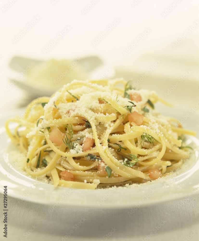 Spaghettis aux tomates fraîches, aneth et parmesan